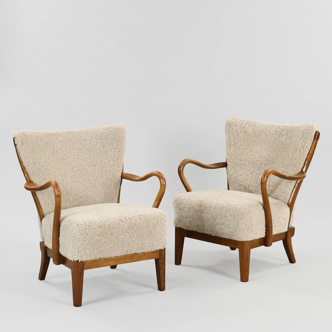 ALFRED CHRISTENSEN. Et par lænestole med stel af bejdset bøg, sæder og ryghynder ny betrukket med lammeskind, model nr. 93, Slagelse Møbelværk, Danmark, 1940'erne, (2). — Armchairs & Chairs — Palsgaard Kunstauktioner