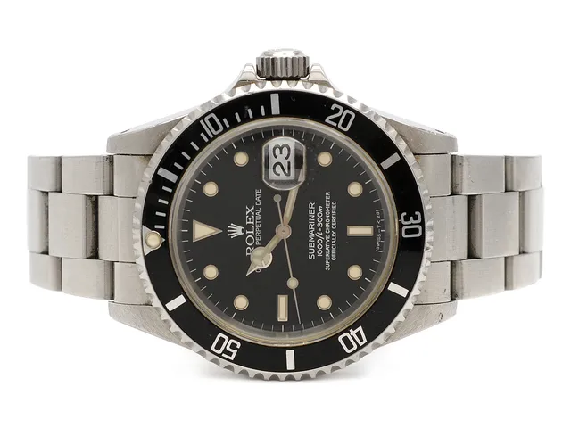 ROLEX, Oyster Perpetual Date, Submariner (1000ft=300m, SWISS-T<25), Chronometer, Ref nr. 16610, Serie nr. W783829, Cal 3135, Verk nr. 7202058, Boett nr. 16610, herrur, 40 mm, stål, automatisk, safirglas, datum, skadad urtavla, defekt, Fliplocklänk, viklås, Ref nr. 93150-V2/501 B, cert, mars 1996, box.