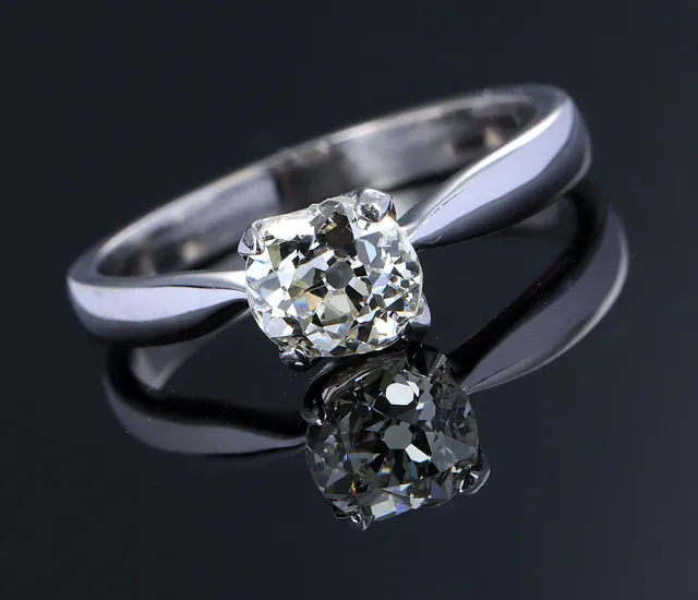 Diamant-solitairering af 18 kt. hvidguld med old-cut diamant på ca. 0.60 ct