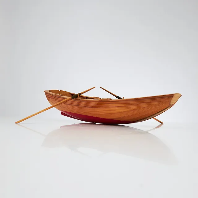 BÅTMODELL, bohuseka, 1900-talets mitt/tredje kvartal, lackad och bemålad furu, med två åror.