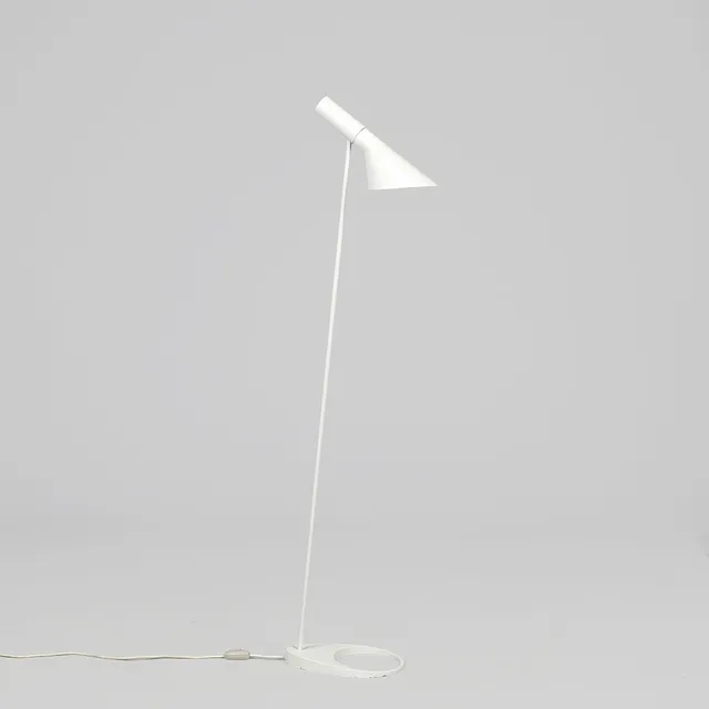 ARNE JACOBSEN. "AJ" gulvlampe i hvidmalet metal, Louis Poulsen, Danmark, 1900-tallets anden halvdel.