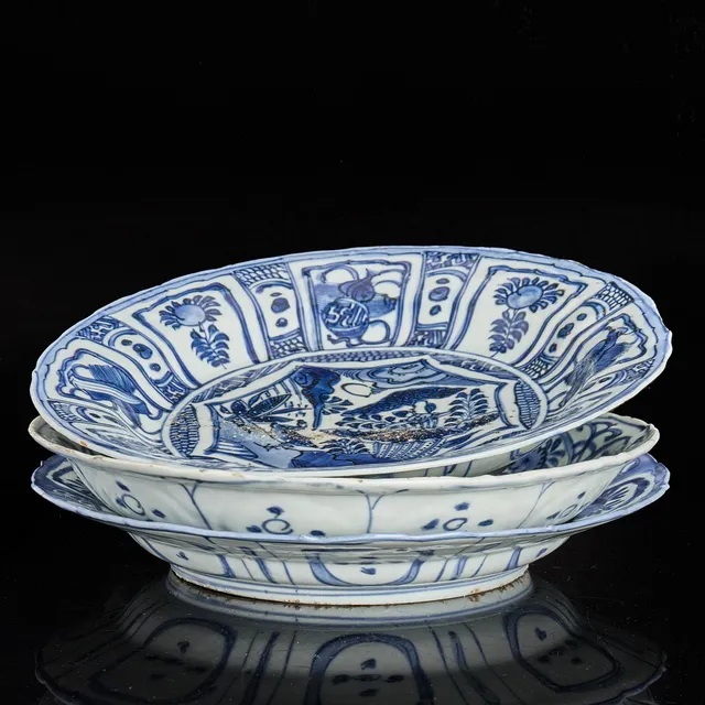 SKÅLFAT (3), Kina, porslin, Mingdynastin (Wanli (1572-1620), Kraak, dekor i underglasyrblått.
