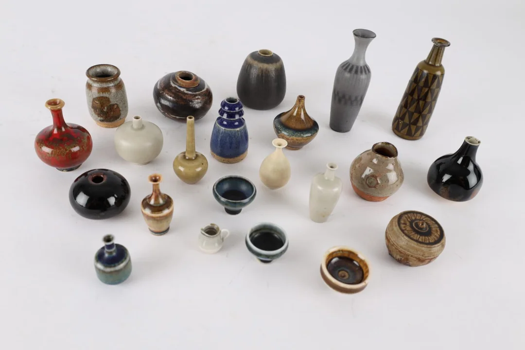 A collection of miniature vases and bowls, Royal Copenhagen, Höganäs, Erling Hinrichsen and others. (21) — Glass, porcelain and ceramics/Other glass, porcelain and ceramics — Lauritz