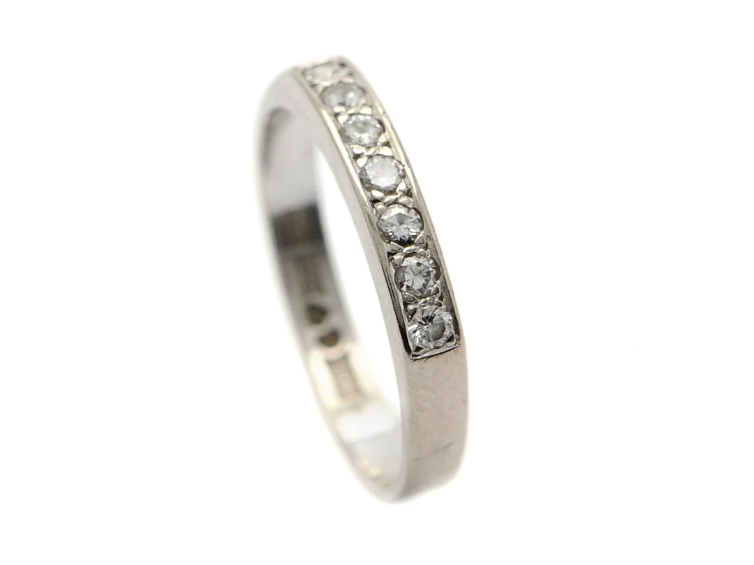 ALLIANSRING, 18K vitguld, 7 briljantslipade diamanter 0,21 ctv enligt gravyr, ca TW-W/VS, Bo Cedstam Stockholm 1983, stl 16,5 mm, vikt 2,8 g. — Smycken/Alliansring — Kaplans
