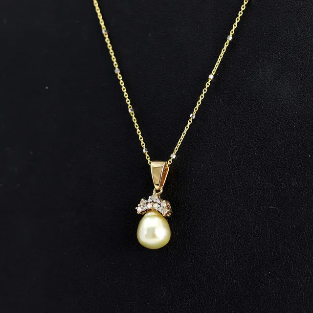 9CT GOLD PEARL AND DIAMOND PENDANT.