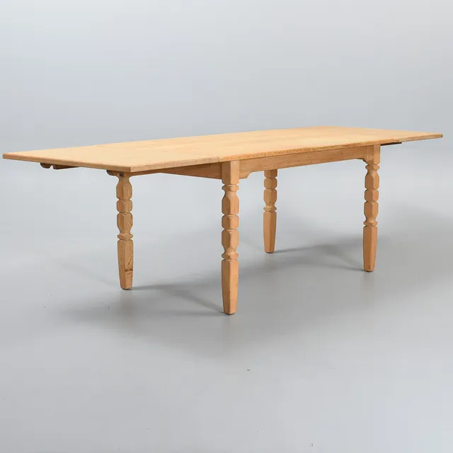 DANSK MØBELDESIGN. Rektangulært spisebord, to tillægsplader, eg. 1960-70'erne. (3).
