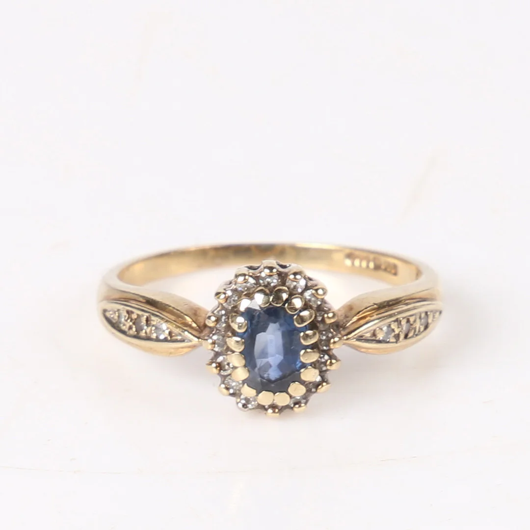 A 9 CARAT GOLD, SAPPHIRE AND DIAMOND RING. — Rings — Bishop & Miller