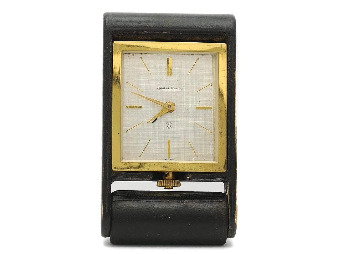 JAEGER-LE COULTRE, väckaur, gulmetall/ läder, Boett nr. 112234, mekanisk, skadad urtavla, defekt, glas saknas, ca 1945. — Klockor/Jaeger-Le Coultre — Kaplans