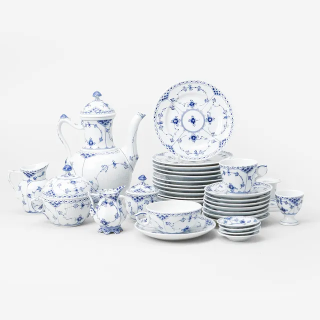 KAFFESERVISDELAR, 42 st, porslin "Musselmalet" Royal Copenhagen.