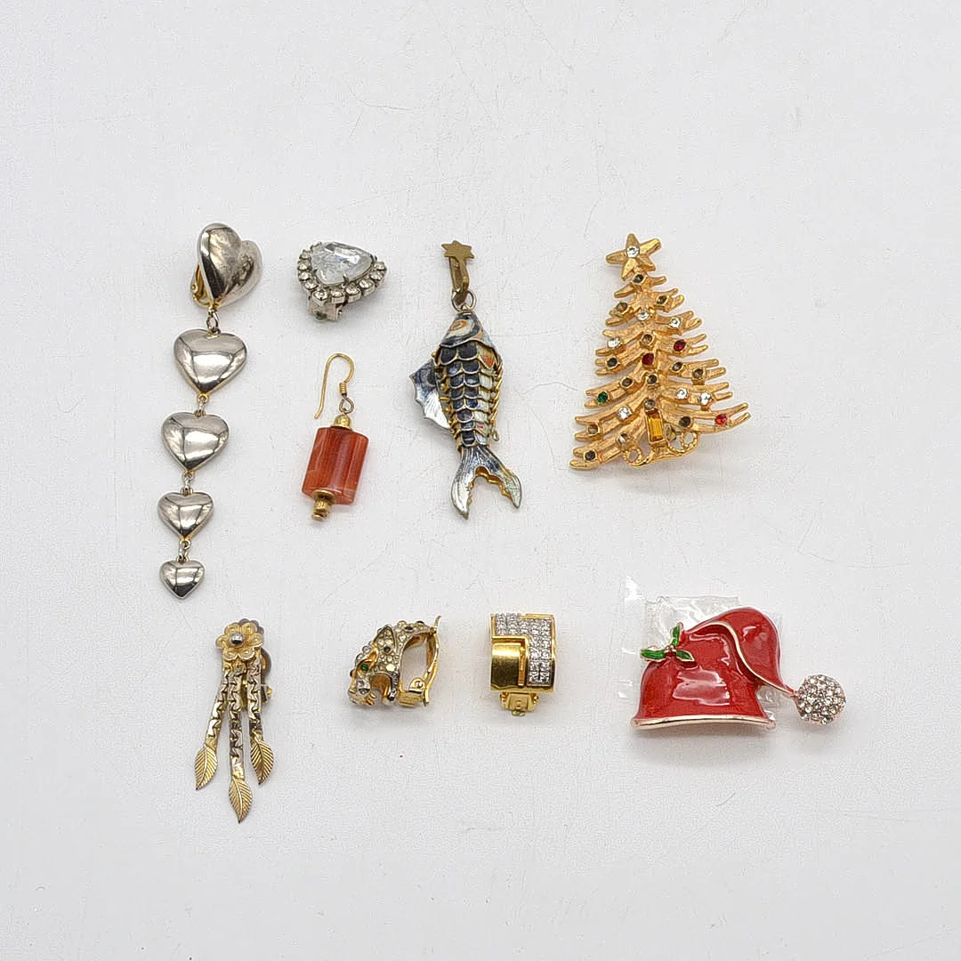 VINTAGE ACCCESSOIRES-KONVOLUT: OHRRINGE, OHRCLIPS, BROSCHEN UND ANHÄNGER. — Vintage & Designer Fashion — Kunst- und Auktionshaus Kleinhenz