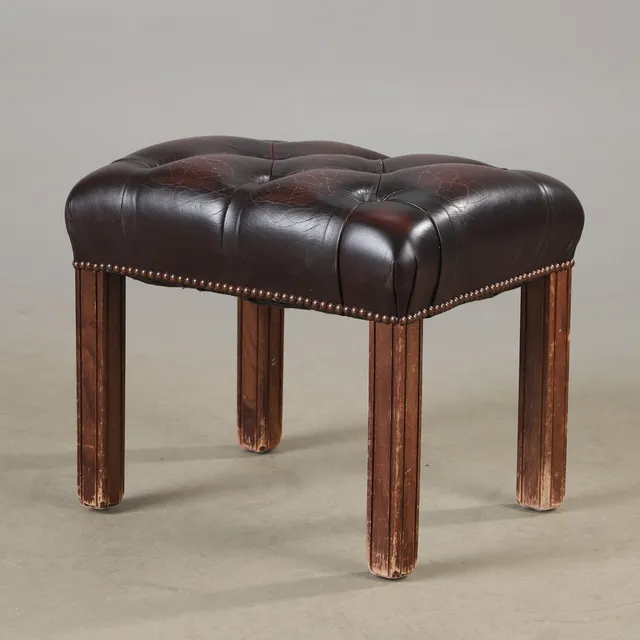 PALL, mahogny med skinnklädsel, 1900-talets andra hälft.