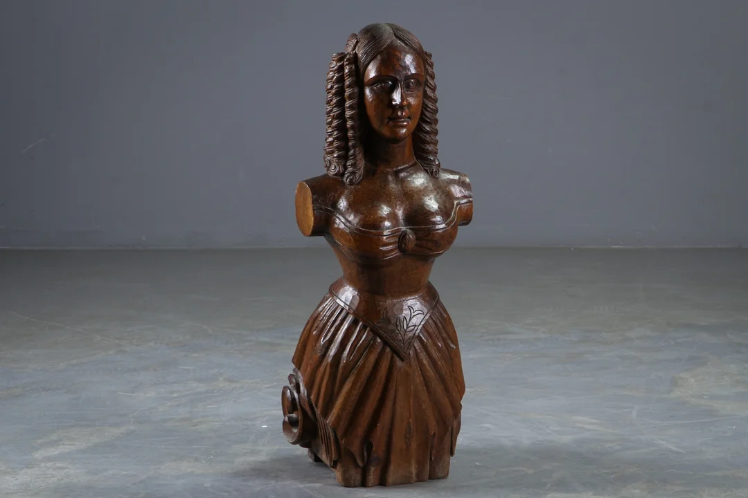Galeonsfigur. Figur af udskåret træ i form af kvinde — Hobby and collectibles/Nautical collectibles — Lauritz