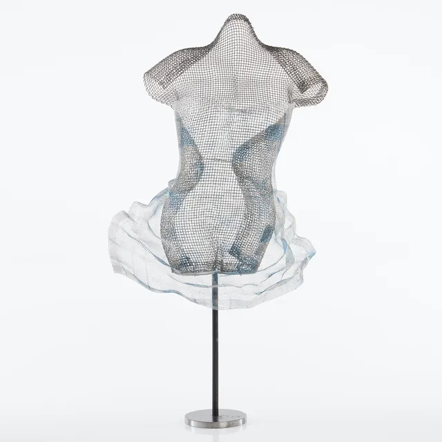 LISA ABELSSON. Skulptur i järn- och aluminiumnät, i form av draperad torso, höjd 52 cm.