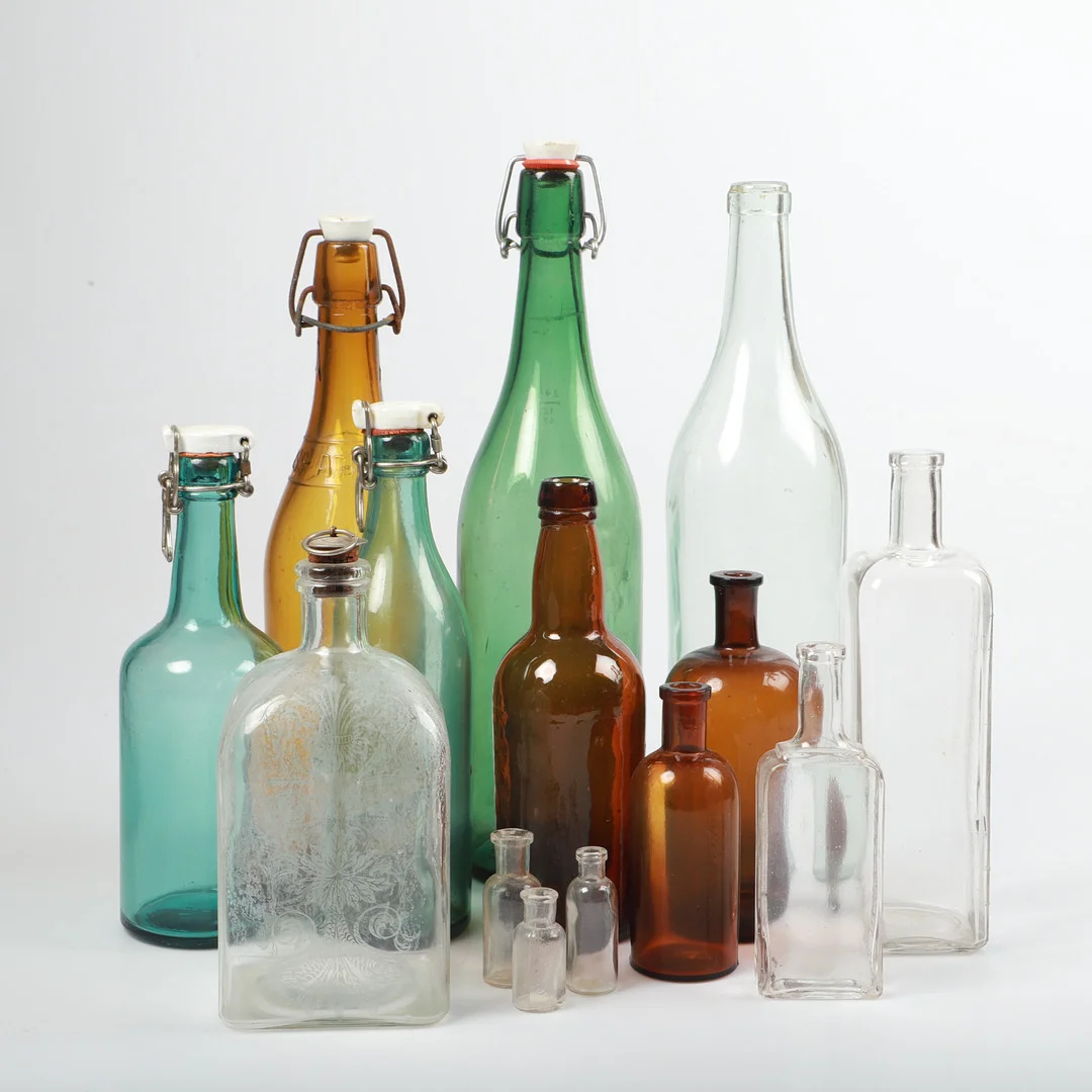 BUTELJER M. M., ca 90 stycken, glas, bl.a. "Atlas Bläck", tidigt 1900-tal. — Other — Helsingborgs Auktionskammare