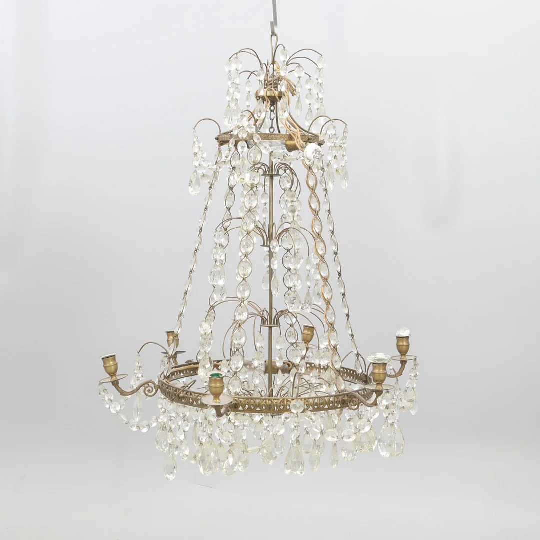 LJUSKRONA, Hagamodell, mässingsstomme behängd med prismor, 1900-talets första hälft. — Chandeliers — Södermanlands Auktionsverk