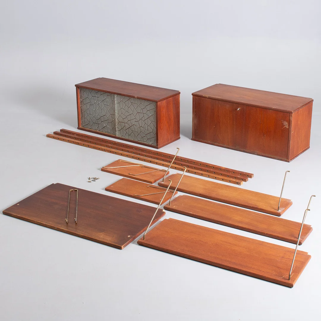 DANSK MØBELDESIGN. Reol system i teak. Midten af 1900-tallet. — Cupboards, Cabinets & Shelves — Sørensen Auktioner