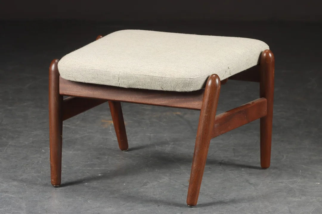Arnold J. Madsen. Fodskammel af teak, model 'MS-30 F' — Furniture/Lounge chairs — Lauritz