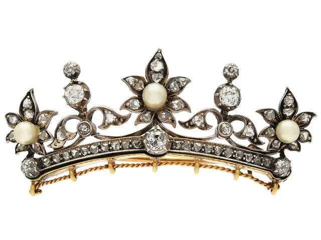 BROSCH, 14K guld/silver, 3 odlade pärlor, antik- och rosenslipade diamanter 5,5x2,5 cm, vikt 11,6 g, några diamanter med nagg och skador, etui.