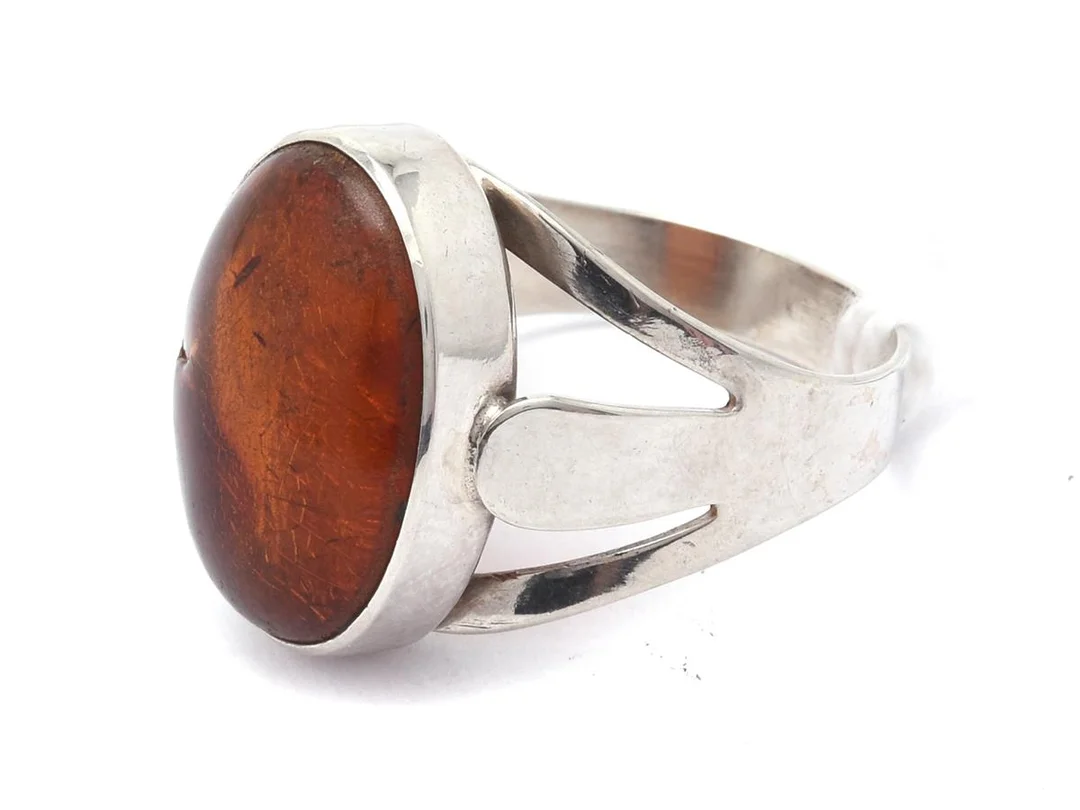 Ring S835 brv 3,5g Ø17½, med en cabochonslipad bärnsten ca16,5x12,5mm, litet nagg i stenen — Smycken/Ring — Kaplans