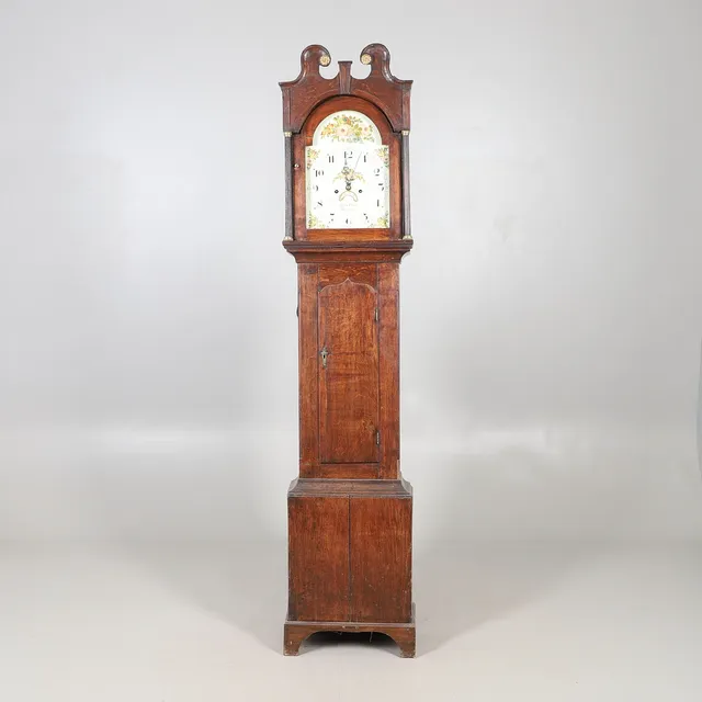 AN EARLY 19TH CENTURY OAK 8 DAY LONGCASE CLOCK.