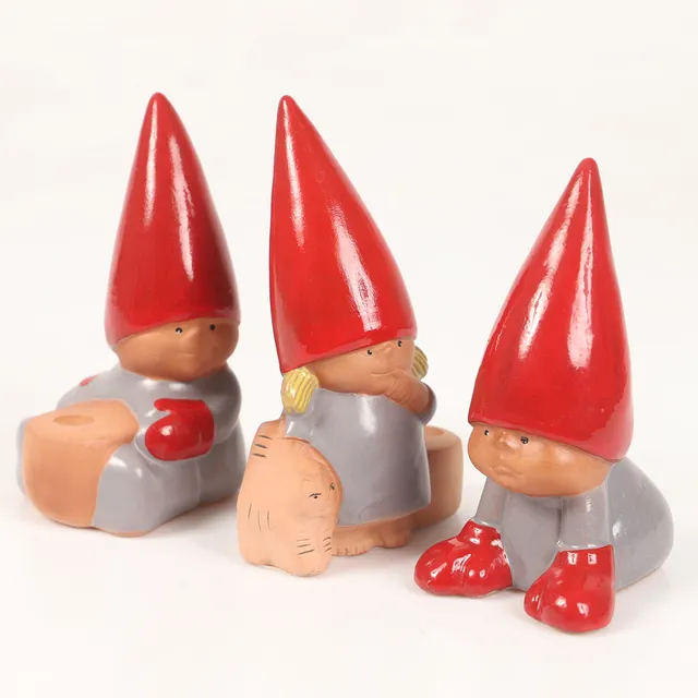 LISA LARSON. Ljusstakar och figurin, 3 stycken, stengods, ur serien Tomtefamiljen, Gustavsberg.