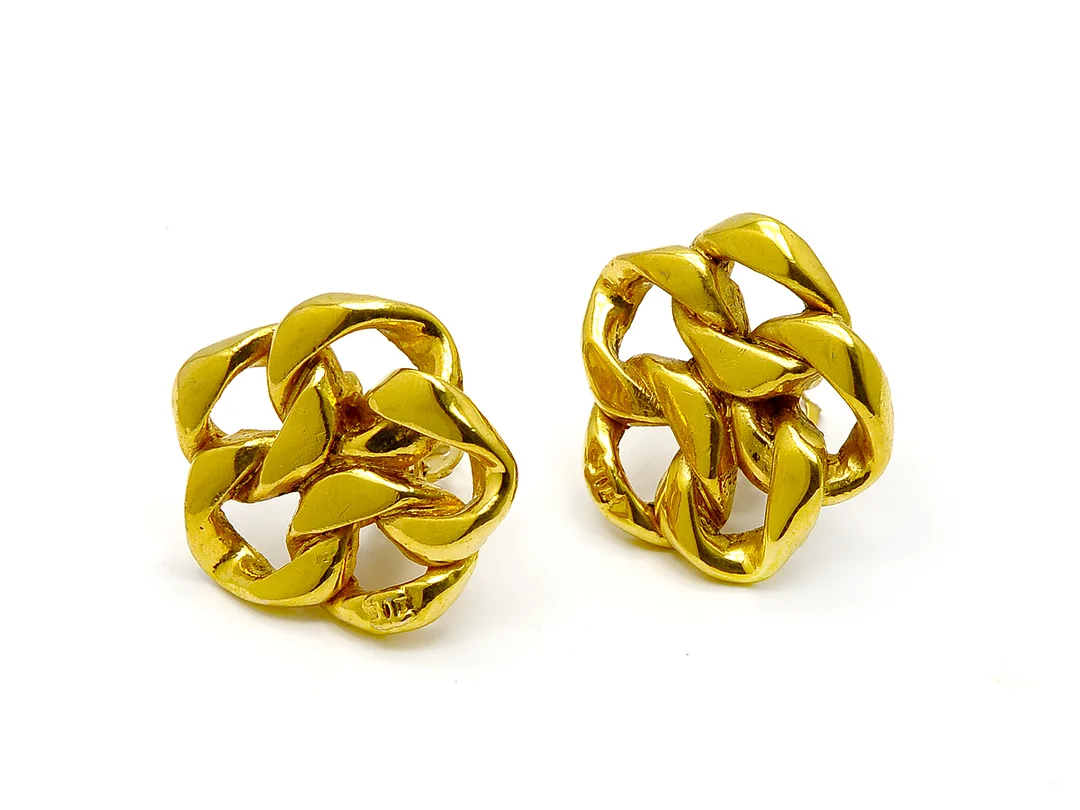 ÖRHÄNGEN, CHANEL Gulmetall 3,5x3,5 cm orginalask — Accessoarer/Övrigt — Kaplans