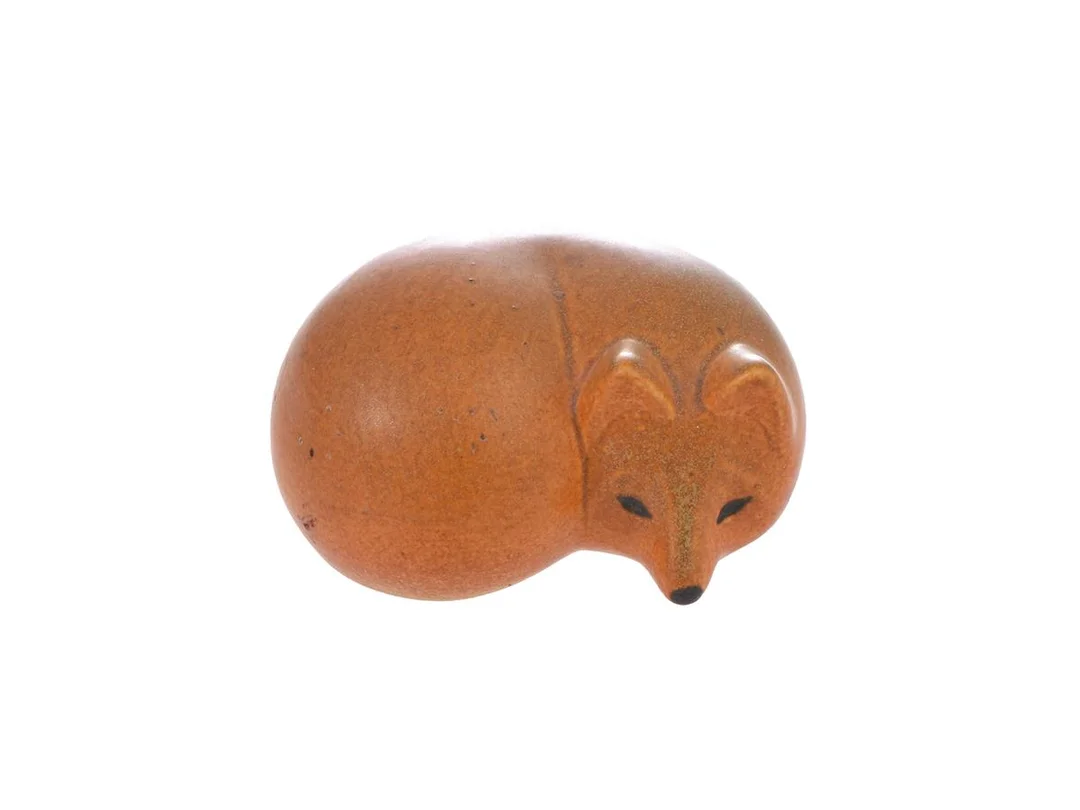 LISA LARSON, figurin, stengods, "Räv", ur serien "Skansen", längd 8 cm, höjd 5 cm. — Keramik/Figuriner — Kaplans