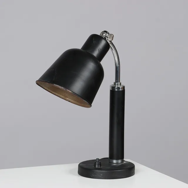 LYFA. "Funkis" bordlampe af forkromet og sortlakeret metal, stamme delvist af sortglaseret træ, skandinavisk lampeproducent, 1900-tallet.