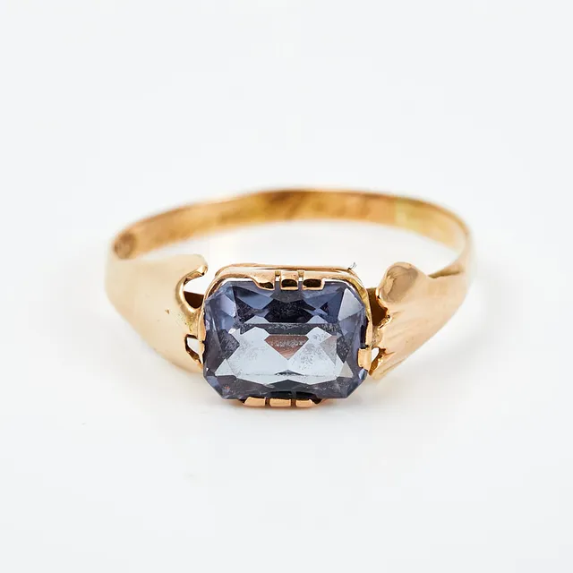RING, 14 k guld, 1 smaragdslipad färgskiftande syntetisk safir, H. Laesvirta, Tammerfors, Finland 1954.