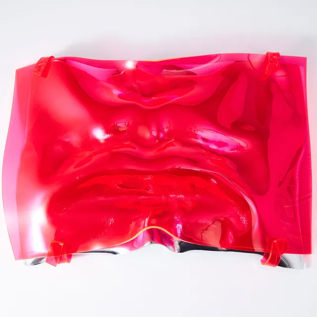 JAN NALIWAJKO. Mun, relief i rosa- och silverfärgad plexi, signerad och numrerad 3/5.