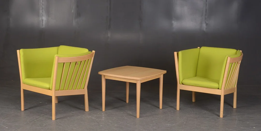 Erik Ole Jørgensen. Par lænestole af bøg, model J146 samt bord.(3) — Furniture/Lounge chairs — Lauritz