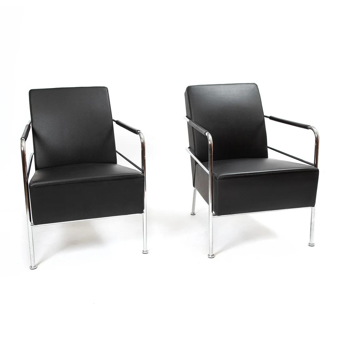 GUNILLA ALLARD. Fåtöljer, 1 par, "Cinema" kromad stomme med svart läderklädsel. — Armchairs & Chairs — Stockholms Auktionsverk Göteborg