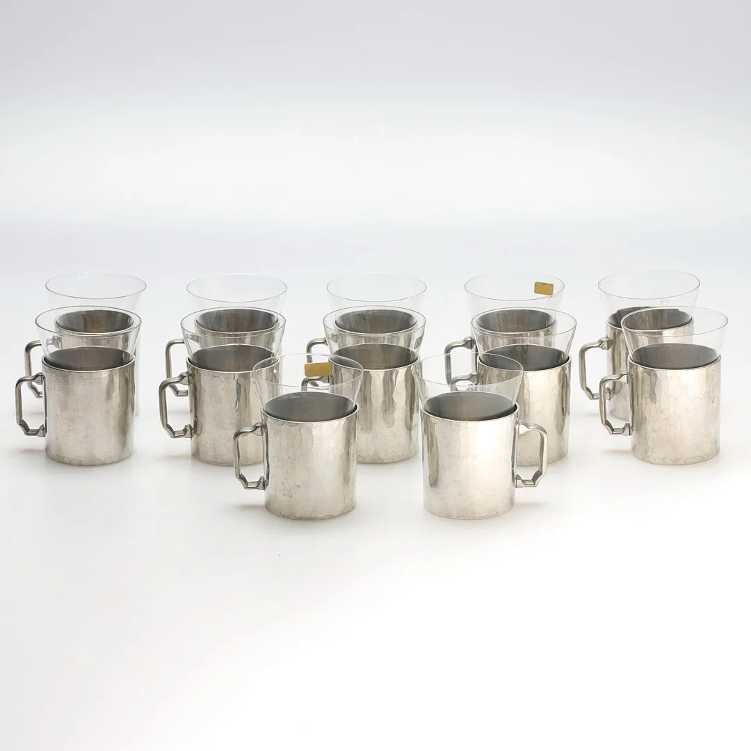 CHRISTER WIDE. Punschmuggar, tenn, Kolmården, med glas från Kosta Boda. — Pewter, Brass & Copper — Gomér & Andersson Jönköping