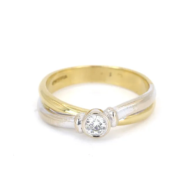 18CT GOLD DIAMOND SOLITAIRE RING.