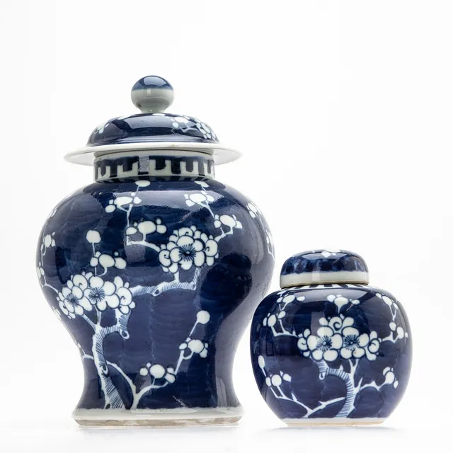 Eine Deckelvase und ein Ingwertopf, "Prunus and Cracked Ice"-Dekor, China, Guangxu-Periode, 19. Jh. (2).