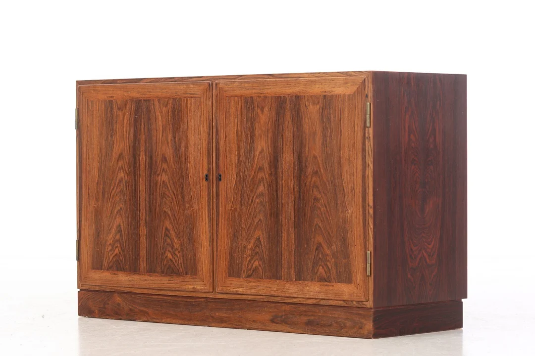 Kai Winding for Poul Hundevad. Rosewood sideboard, 1960s — Furniture/Cabinets, chests of drawers — Lauritz