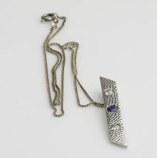 HÄNGE MED KEDJA, silver med gammalbrilliantslipade diamanter och safir.