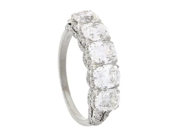RING, platina, 5 antikslipade diamanter ca 2,70 ctv, ca R-TW/VVS-VS, åttkant- och rosenslipade diamanter ca 0,50 ctv, Frankrike, stl 16 mm, vikt 4,1 g, storleksändrad, svaga fattningar, enstaka sidostenar har nagg, etui.