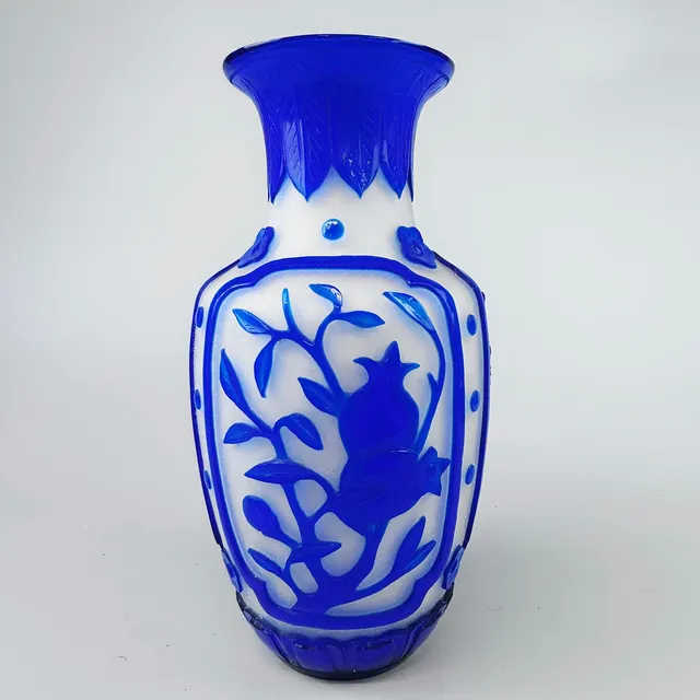 CHINESE PEKING CAMEO GLASS VASE.