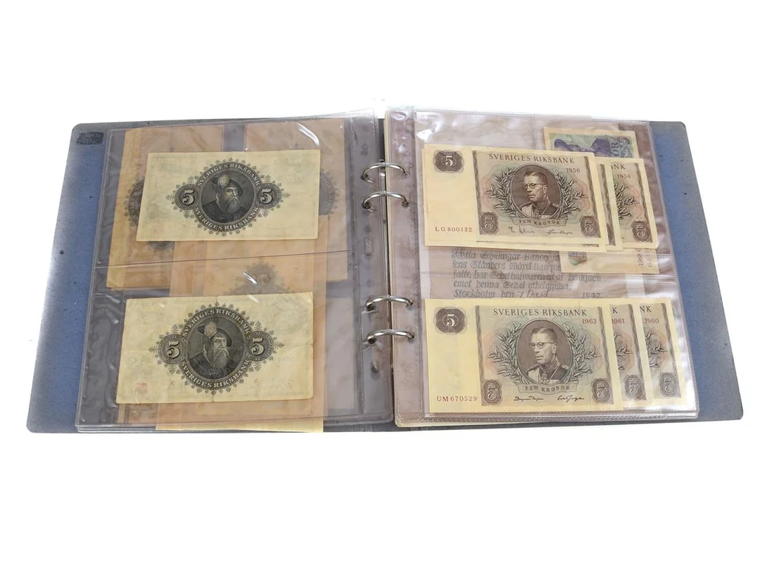 SEDLAR I PÄRM, 3 st 1 Krona 1918-1921, 18 st 5 Kronor 1910-1973, 6 st 10 Kronor 1938-1968, 8 Skilling Banco 1847, blandad kvalité men 5 Kronor 1910 är ca 1+ och står för en stor del av värdet. — Mynt/Sedel — Kaplans