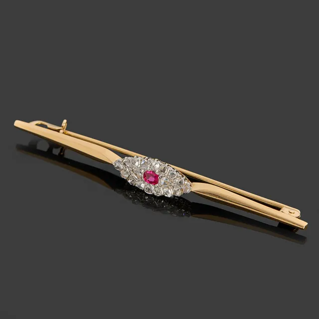 BROSCH, 18k guld/vitguld, dekorerat med en centrerad rubin samt 18 st rosenslipade diamanter, 1927, Björkmans Eftr G Sjöberg Nils A, Stockholm.