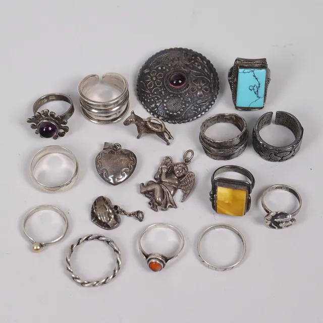 SMYCKEN, silver, ringar och hängen, 17 delar.