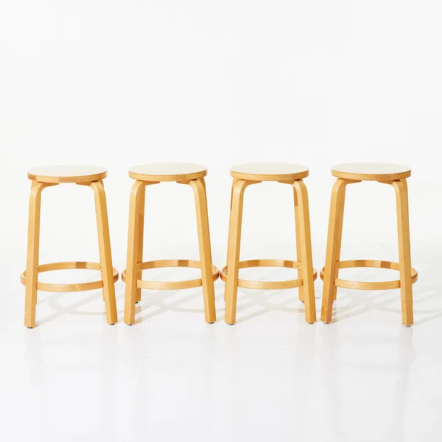 ALVAR AALTO. "Barstol 64", pallar, 4 st, Artek, Finland, björk, etikettmärkning.