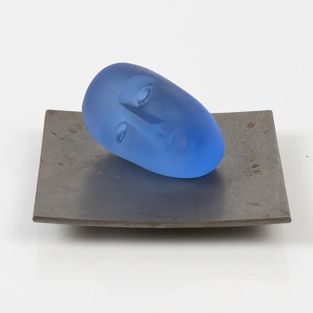 BERTIL VALLIEN. Glashuvud, med senare metallfat, Kosta Boda Atelier, numrerad upplaga om 300.