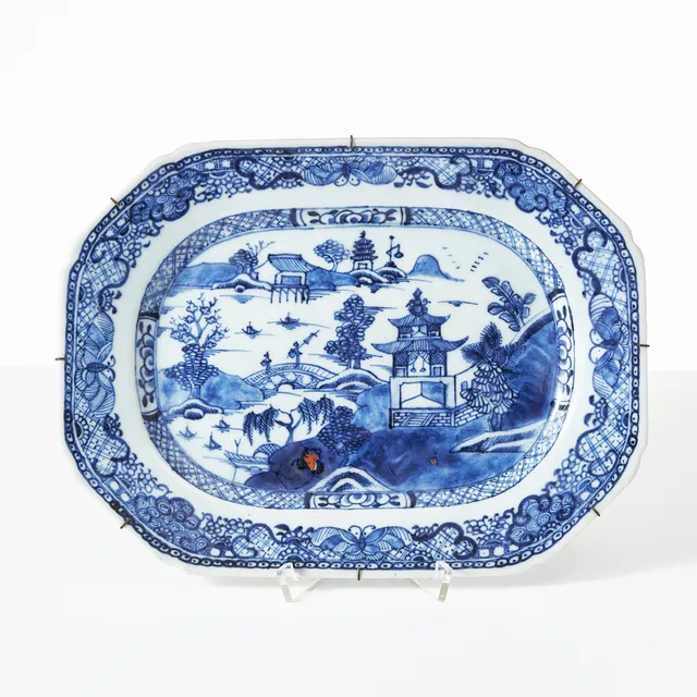 FAT, porslin, Kina, Qianlong (1736-1795), dekor av flodlandskap i underglasyrblått.