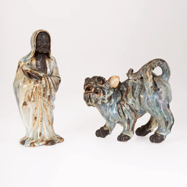 Buddhistischer Mönch Bodhidharma und ein Wächterlöwe, Shiwan ware, Kanton, China, 19. Jh. (2).