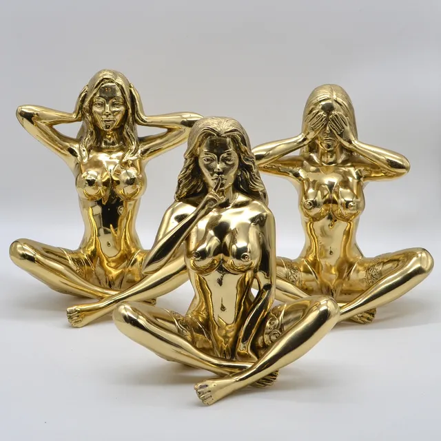 ROBBI JONES (1961). SKULPTURENGRUPPE „NICHTS HÖREN, NICHTS SEHEN, NICHTS SAGEN“, MESSING (POLIERT), GELBGOLDENER PATINA, UM 2020.