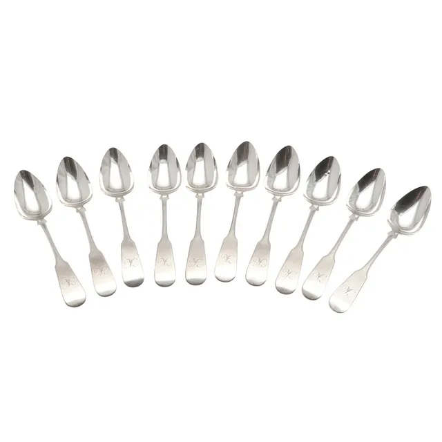 A SET OF TEN GEORGE IV SCOTTISH SILVER FIDDLE PATTERN TEASPOONS.