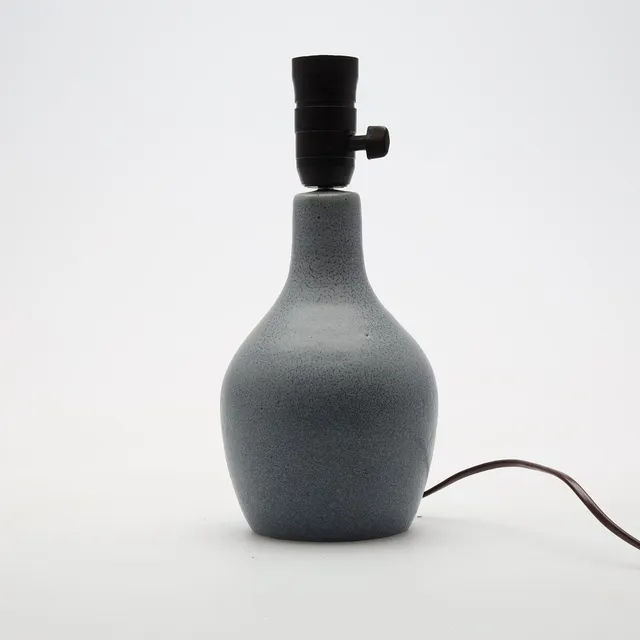 ÅKE HOLM. BORDSLAMPA, blåglaserad keramik, signerad.