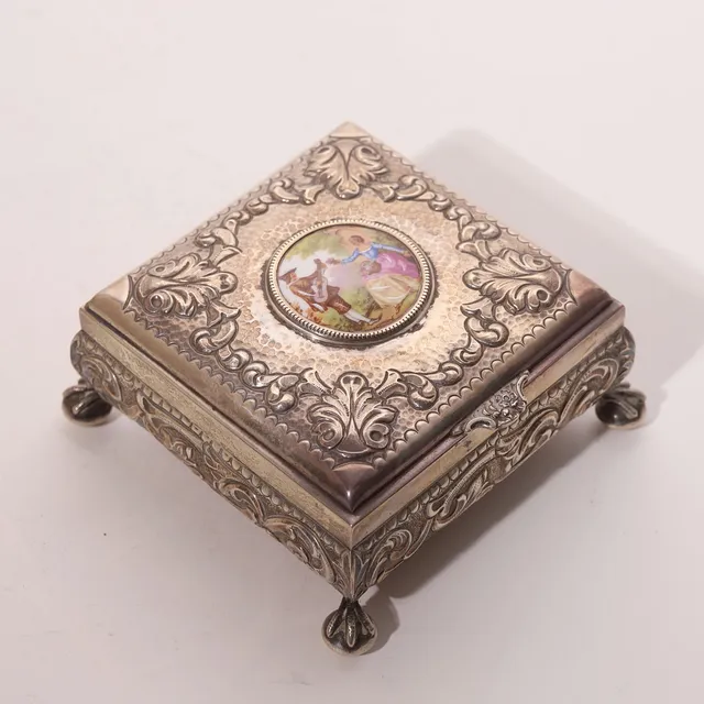 CAJA JOYERO EN PLATA CON MEDALLÓN DE PORCELANA.